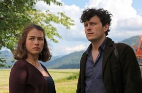 ZDF: ZDF-Fernsehfilm: "Die Fremde und das Dorf" / Drama mit Henriette Confurius, Max von Thun, Manuel Rubey und August Schmölzer (FOTO)