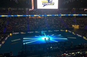 ASB GlassFloor: Spektakuläre Weltpremiere / LED-Videoboden aus Glas beeindruckt beim Volleyball Supercup