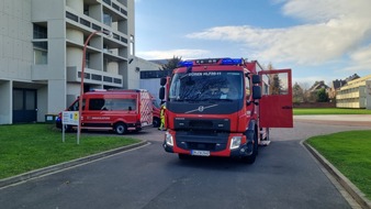 Feuerwehr Düren: FW Düren: Schnelles Eingreifen verhindert größere Schäden bei Brand im Krankenhaus