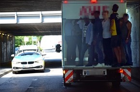 Kreispolizeibehörde Herford: POL-HF: Kleintransporter unter Brücke festgefahren -
Bürger und Polizei lösen das Problem