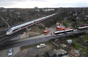 Feuerwehr Hannover: FW Hannover: Hannover-Kirchrode: Feuerwehr evakuiert stehengebliebenen ICE