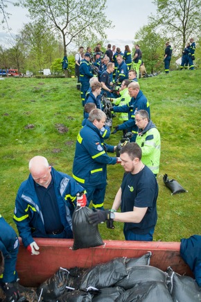FW Gronau: Gemeinsam Sandsäcke packen / Ausbildung Hochwasserschutz von THW und Feuerwehr Gronau