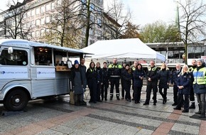 Polizei Bielefeld: POL-BI: Lockere Gespräche bei Coffee with a Cop - Auch der Innenminister war dabei