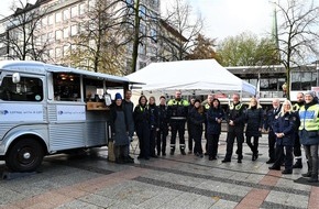 Polizei Bielefeld: POL-BI: Lockere Gespräche bei Coffee with a Cop - Auch der Innenminister war dabei
