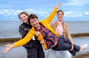 ARD Das Erste: Oliver Mommsen, Ulrike C. Tscharre und Antonia Bill drehen wieder an der Nordsee / "Mord oder Watt? Eine Handvoll Austern (AT)"