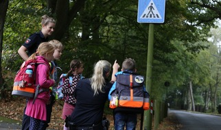 Polizeidirektion Osnabrück: POL-OS: Sicherer Schulweg - Polizei sensibilisiert Verkehrsteilnehmer für verstärkten Schulbetrieb jüngerer Schüler