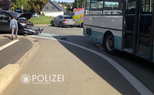 Polizeipräsidium Westpfalz: POL-PPWP: Unfall mit Schulbus- Zeugen gesucht