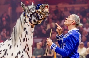 SAT.1: Bekommt Götz Otto seinen ersten Pferdekuss? Der Schauspieler trifft in "Stars in der Manege" am Freitag auf den Schimmel Zurano