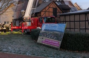 Polizeiinspektion Hameln-Pyrmont/Holzminden: POL-HOL: Wohnhaus brennt in den Morgenstunden nieder - 2 verletzte Bewohner im Krankenhaus - hoher Sachschaden