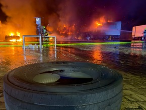 FW-OLL: Zwei Lkw auf Firmengel&auml;nde in Vollbrand - Gefahr durch berstende Reifen