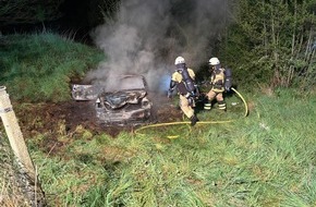 Feuerwehr Plettenberg: FW-PL: Ortsteil K&ouml;bbinghauser Hammer - PKW l&ouml;st Fl&auml;chenbrand aus