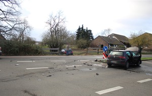 Polizeipräsidium Krefeld: POL-KR: Traar: Auto landet nach Unfall auf Pferdewiese - Zwei Leichtverletzte