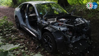 Polizeipräsidium Oberhausen: POL-OB: BMW im Wald ausgeschlachtet - Polizei bittet um Hinweise