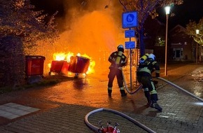 Freiwillige Feuerwehr Aurich: FW-AUR: Brennender Unterstand bedroht Geb&auml;ude