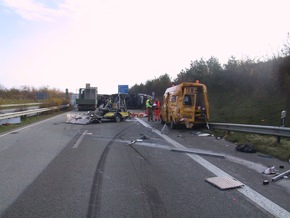 POL-WL: Lkw fährt auf Sicherungsfahrzeug auf/ Autobahn blockiert