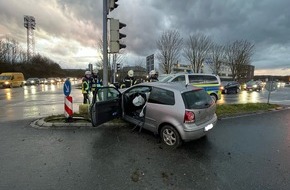 Polizei Bielefeld: POL-BI: Sekundenschlaf endet vor Ampelmast