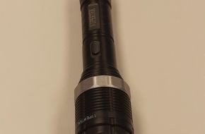Bundespolizeiinspektion Bremen: BPOL-HB: Bundespolizist stellt als Taschenlampe getarnten Elektroschocker sicher