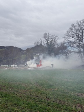 FW-EN: Über 100 Strohballen in Flammen - unruhiger Jahreswechsel für die Hattinger Feuerwehr