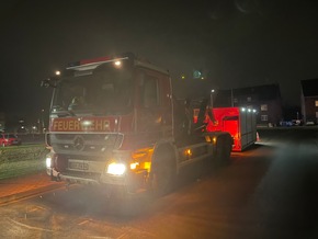 FW Dinslaken: Tierrettung in Dinslaken - Drei Katzen aus Versorgungsschacht gerettet