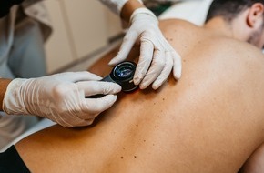 Wort & Bild Verlagsgruppe - Gesundheitsmeldungen: Hautscreening: Neue Möglichkeiten durch KI / Innovative Methoden könnten helfen, die Früherkennung von Hautkrebs weiter zu verbessern.