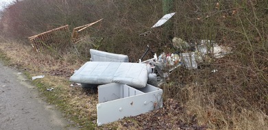 Polizeiinspektion Nienburg / Schaumburg: POL-NI: Stadthagen: Illegale Müllentsorgung - Polizei bittet um Zeugenhinweise