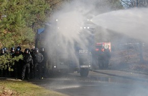 Polizeipräsidium Einsatz, Logistik und Technik: PP-ELT: Löscheinsatz zu Land und in der Luft: Die Polizei Rheinland-Pfalz hält sich bereit