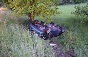 Kreispolizeibehörde Herford: POL-HF: Auto überschlägt sich und landet im Graben - Fahrerin fährt unter Alkoholeinfluss