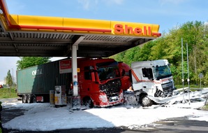 Feuerwehr Dortmund: FW-DO: Verkehrsunfall mit zwei LKW an einer Tankstelle // Rettungsgasse wieder zugestellt