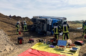 Feuerwehr Bochum: FW-BO: Feuerwehr befreit Fahrer aus umgestürzten LKW