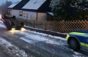Polizei Hagen: POL-HA: Sommerreifen bei Schnee - Auto überschlägt sich auf der Hoheleye