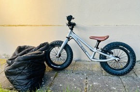 Polizeiinspektion Delmenhorst / Oldenburg - Land / Wesermarsch: POL-DEL: Autobahnpolizei Ahlhorn: Kinderlaufrad und Tasche im Autobahndreieck Ahlhorner Heide aufgefunden +++ Eigentümer gesucht