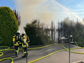 FW-OE: Feuerwehreinsatz in Lennestadt-Grevenbrück - Gartenhütte brennt in voller Ausdehnung