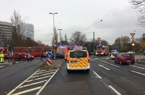 Feuerwehr und Rettungsdienst Bonn: FW-BN: Verkehrsunfall zwischen Straßenbahn und PKW
