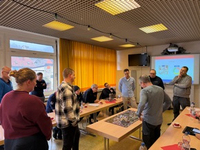FW Weinheim: F&uuml;hrungsseminar der Weinheimer Feuerwehr - F&uuml;hrung trainieren, Zusammenarbeit st&auml;rken