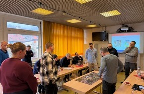 Feuerwehr Weinheim: FW Weinheim: F&uuml;hrungsseminar der Weinheimer Feuerwehr - F&uuml;hrung trainieren, Zusammenarbeit st&auml;rken