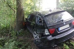 Kreispolizeibehörde Herford: POL-HF: Verkehrsunfall - Auto prallt gegen Baum
