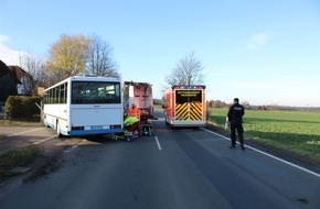 Polizei Minden-Lübbecke: POL-MI: Verkehrsunfall zwischen Linienbus und Müllfahrzeug mit zwei verletzten Personen in Minden, Bergkirchener Straße/ Steiler Weg am 18.12.2020,12:05 Uhr