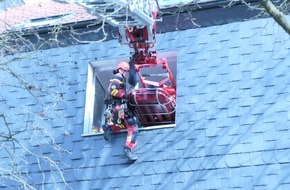 Feuerwehr Dortmund: FW-DO: Menschenrettung mit Rescueloader Wellinghoferstraße / Rettung mit Drehleiter