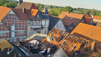 Kreisfeuerwehrverband Lüchow-Dannenberg e.V.: FW Lüchow-Dannenberg: Großfeuer in Dannenbergs Innenstadt+++ein Gebäude völlig zerstört+++zwei Häuser unbewohnbar+++Feuerwehrfrau im Einsatz leicht verletzt