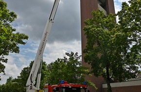 Feuerwehr München: FW-M: Kirchturm verliert Blechteile (Unergiesing)