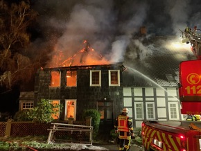 FF Bad Salzuflen: Brand vernichtet Bauernhaus in Bad Salzuflen-Wüsten / Feuerwehr ist mit 100 Einsatzkräften vor Ort. Tanklöschfahrzeuge werden im Pendelverkehr eingesetzt