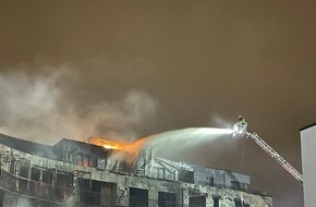 Feuerwehr Essen: FW-E: Gemeldetes Feuer auf Balkon greift auf gesamten Wohnblock über, mehr als 150 Feuerwehrkräfte im Einsatz, nach aktuellem Stand sind drei Personen verletzt