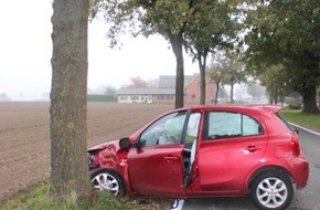 Polizei Minden-Lübbecke: POL-MI: Kleinwagen prallt gegen Baum