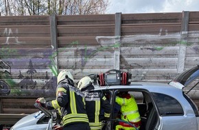 Feuerwehr Mettmann: FW Mettmann: schwerer Verkehrsunfall zwischen PKW und LKW