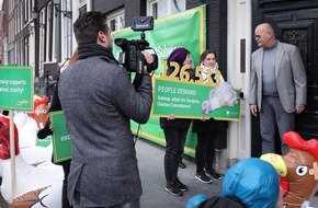 Albert Schweitzer Stiftung für unsere Mitwelt: Hühner-Protest gegen Subway in Amsterdam trotzt dem Sturm