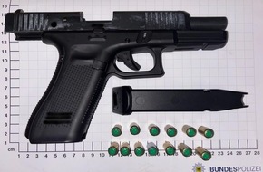 Bundespolizeidirektion Sankt Augustin: BPOL NRW: Bundespolizei findet Schreckschusswaffe