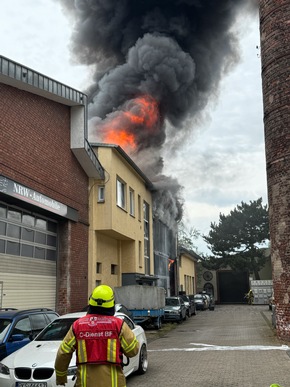 FW Ratingen: Großbrand in Gewerbegebiet - Rauchwolke zieht über Ratinger Stadtgebiet