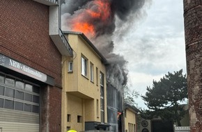 Feuerwehr Ratingen: FW Ratingen: Großbrand in Gewerbegebiet - Rauchwolke zieht über Ratinger Stadtgebiet
