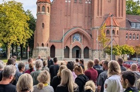 Polizeiinspektion Wilhelmshaven/Friesland: POL-WHV: Schweigeminute für im Einsatz getöteten Polizeibeamten Simon B.