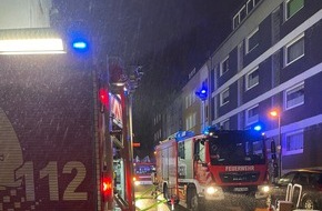 Feuerwehr Essen: FW-E: Ausgedehnter Wohnungsbrand in einer Dachgeschosswohnung - eine Person gerettet